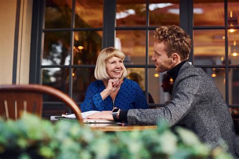 Waarom jonge vrouwen op oudere mannen vallen